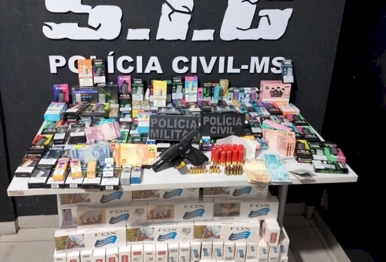 Polícia prende homem com pistola, munições, mais de 200 vapes e R$ 6,4 mil