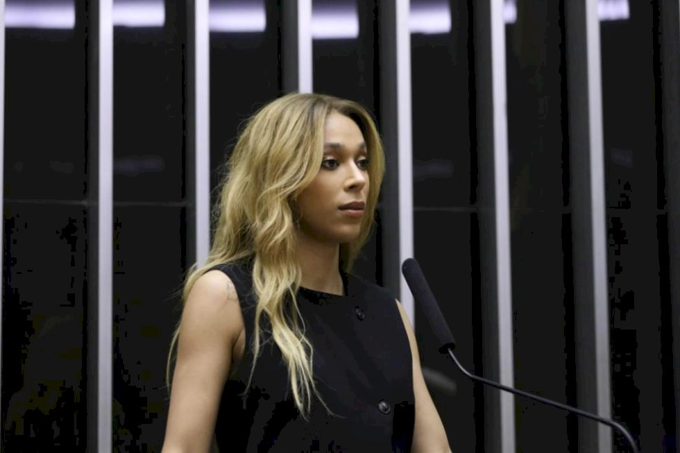Justiça derruba posts de vereador do PL que chamou Erika Hilton de ‘deputada travesti do Lula’