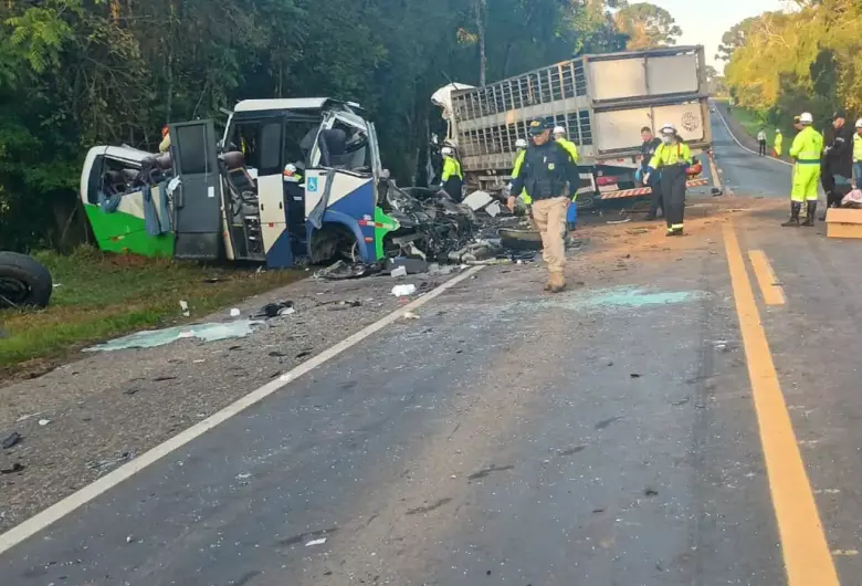 Acidente no Paraná matou 23 e corpos das vítimas são retirados da pista