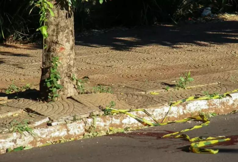 Idoso morre após colidir moto contra árvore