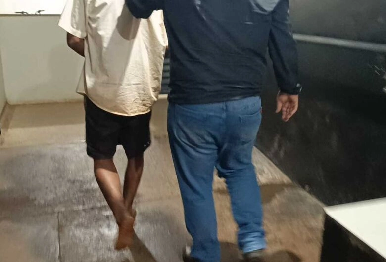 Acusado de tentativa de feminicídio atingiu namorada com facada na boca