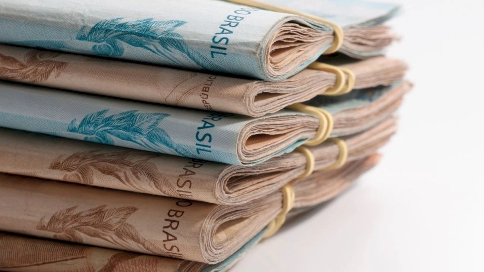 Idosa perde quase R$ 15 mil após golpe de falsa bancária