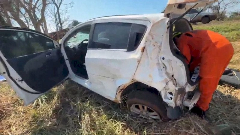 Motorista perde controle durante ultrapassagem e capota carro na BR-163