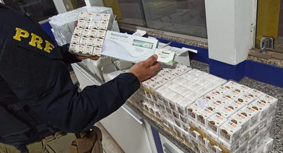 PRF apreende quase 2 mil medicamentos durante abordagem a caminhão em Nova Andradina