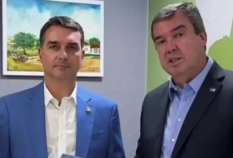 Entre candidatos apoiados pelo PL, Riedel é um dos poucos a mencionar Flávio no 1º programa
