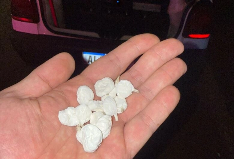 Homem tenta fugir da Guarda e é preso com papelotes de cocaína