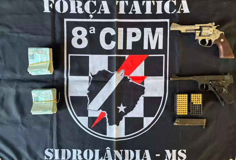 Carro usado em execução é apreendido com duas armas e R$ 24 mil