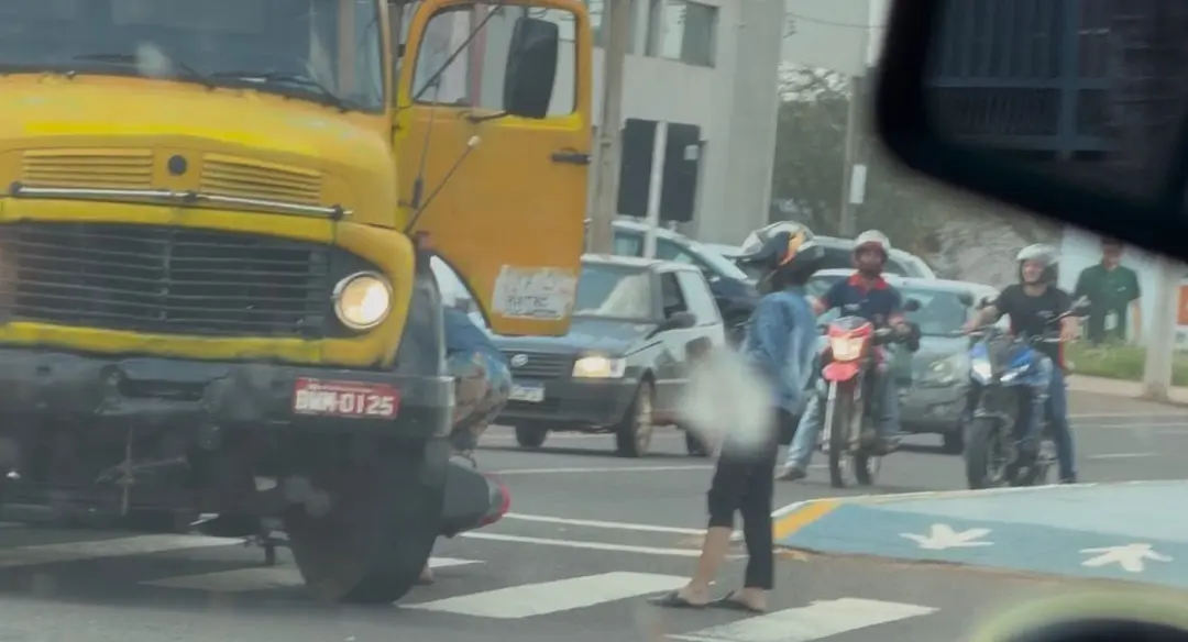 Jovem sai ileso após motocicleta parar embaixo de caminhão em Nova Andradina