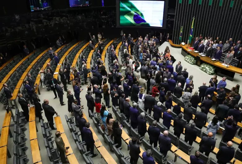 Congresso deve decidir sobre "taxa das blusinhas" nesta segunda