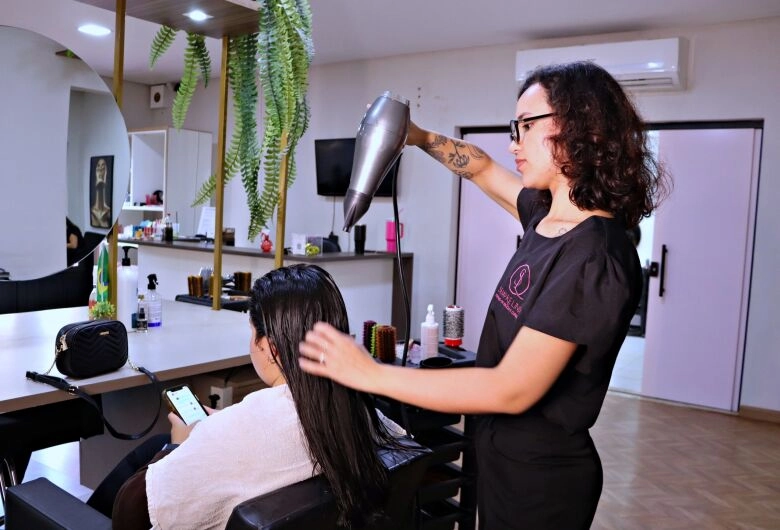 Mercado da beleza cresce e cursos profissionalizantes ganham espaço como alternativa de renda em MS