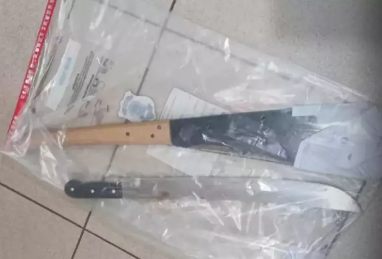 Homem armado com facão morre após confronto com policiais durante surto dentro de casa