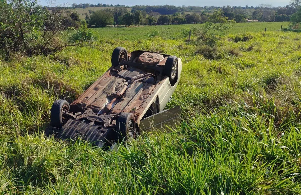 Corolla tomba na BR-376 e acidente em sequência deixa motociclista ferido na região de Ivinhema