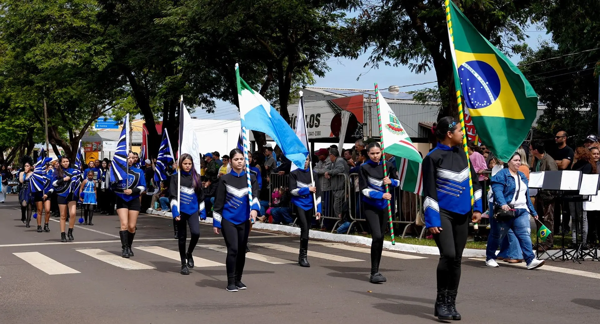 Nova Andradina lota Avenida Moura Andrade em desfile pelos 204 anos da Independência