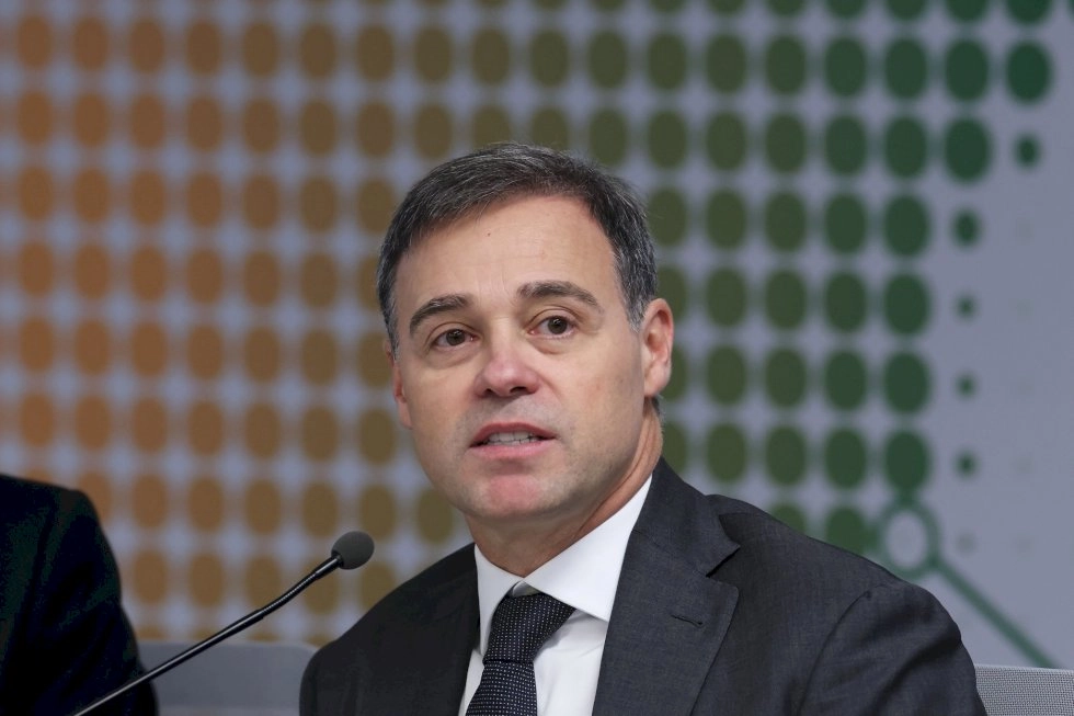 André Mendonça afasta diretor da PF usando precedentes de Moraes