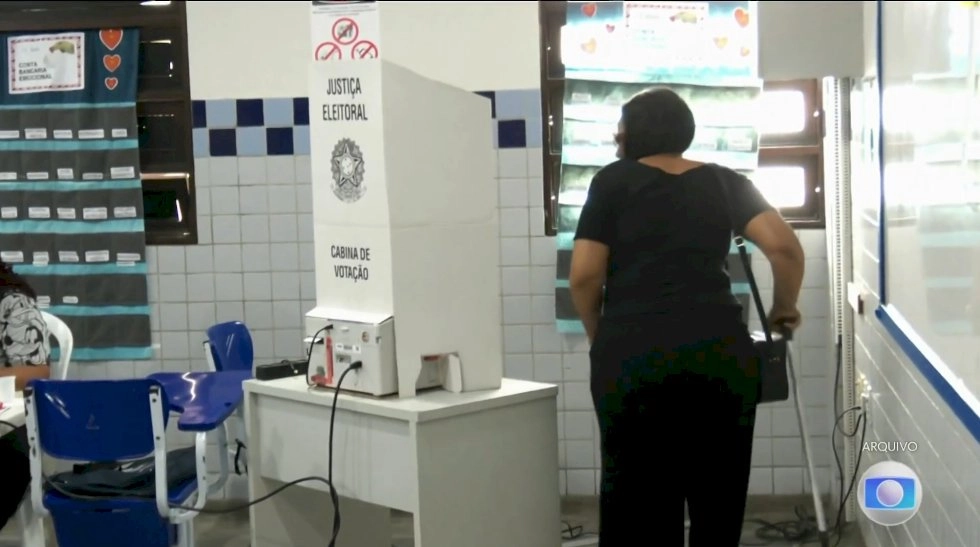 Eleitores com deficiência ou mobilidade reduzida podem solicitar transporte para votar; prazo se encerra nesta segunda