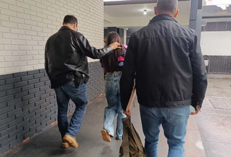 Mulher é presa em Dourados suspeita de extorquir usuários de site de acompanhantes