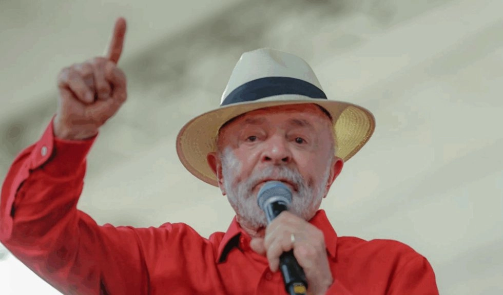 Lula diz a pastores que vermelho do PT é “sangue de Cristo”