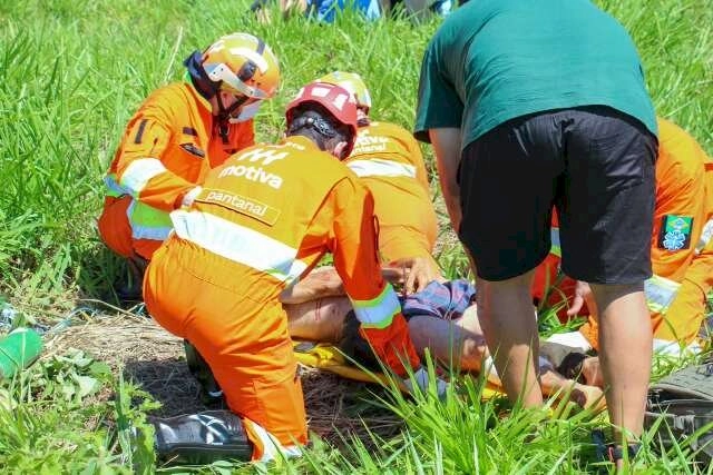Ciclista fica em estado gravíssimo após ser atingido por Hilux na BR-163