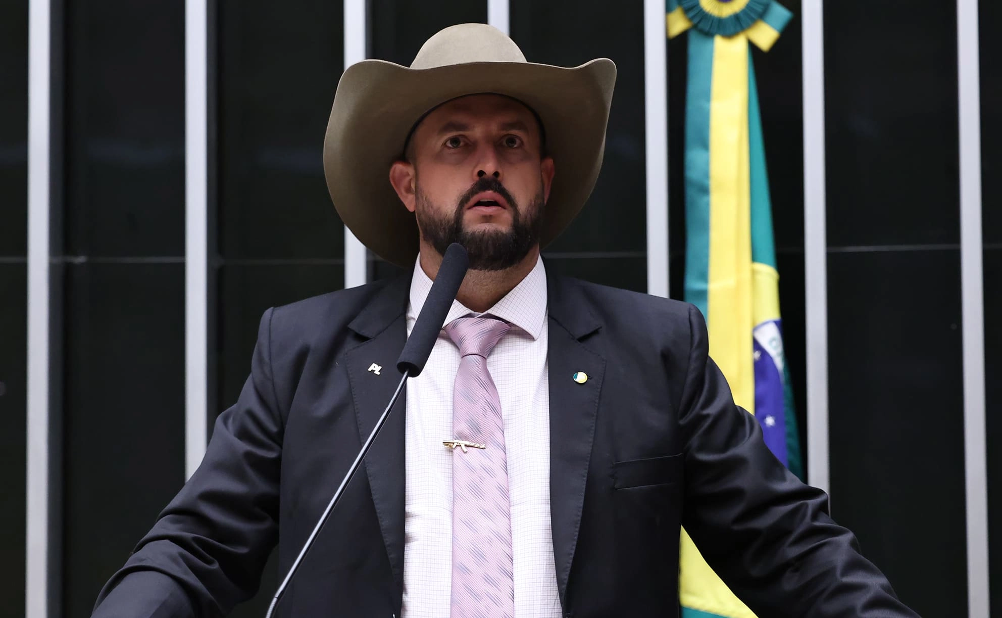 Aliado de Flávio Bolsonaro vai ao TSE contra aumento no Bolsa Família