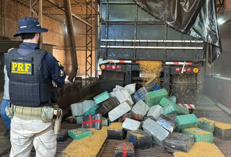 Carreta parada em rodovia chama atenção e polícia apreende mais de 5t de maconha