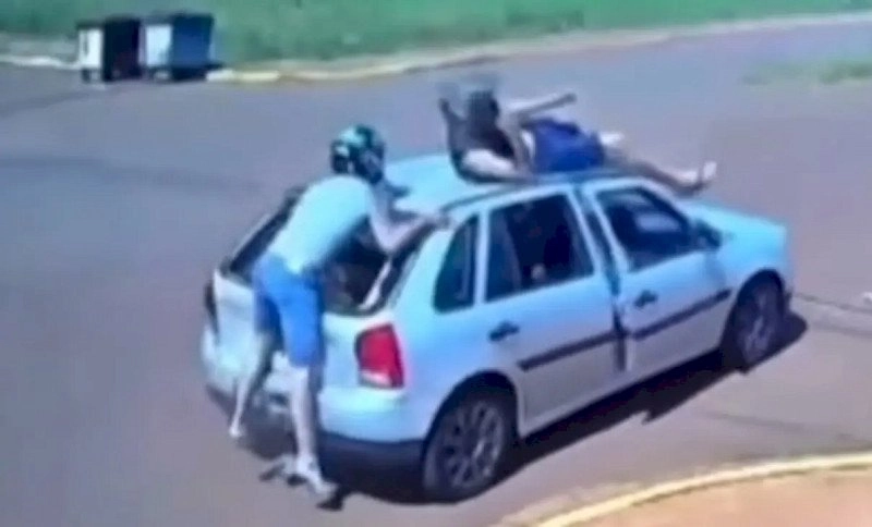 Motociclista é arremessado sobre teto de carro após bater em veículo estacionado em MS