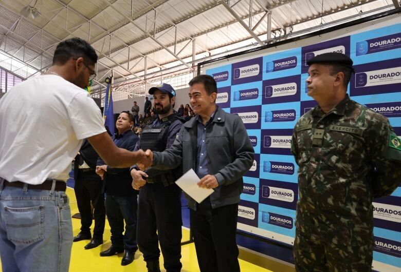 Junta do Serviço Militar realiza cerimônia de juramento à Bandeira e dispensa 400 jovens