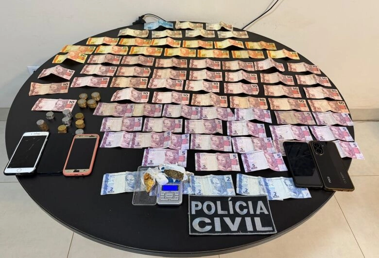 Dupla é presa com maconha, pasta base, dinheiro e balança
