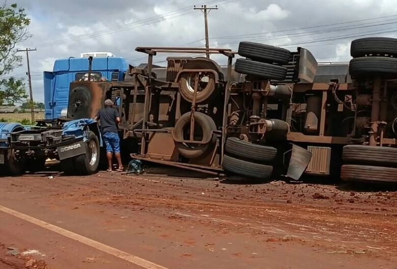 Carreta carregada de farelo de soja tomba na MS-276, em direção a Indápolis