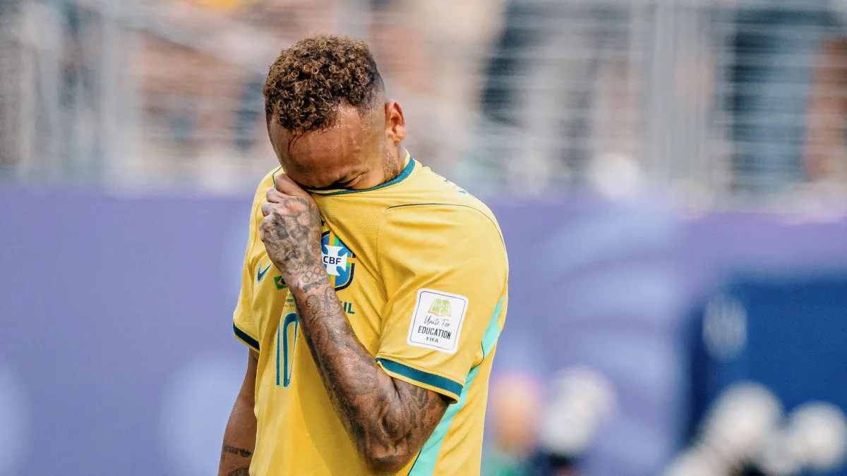Neymar é alvo de piada em novo episódio de Ted Lasso: "Chora o tempo todo"