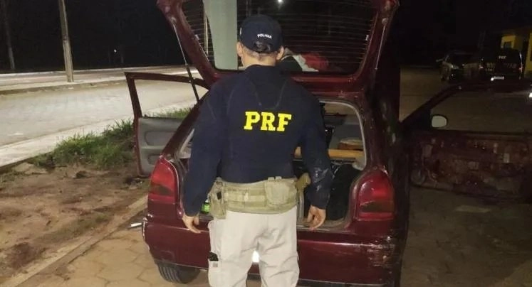 PRF encontra 50 kg de maconha escondidos em portas e bancos de carro em Bataguassu