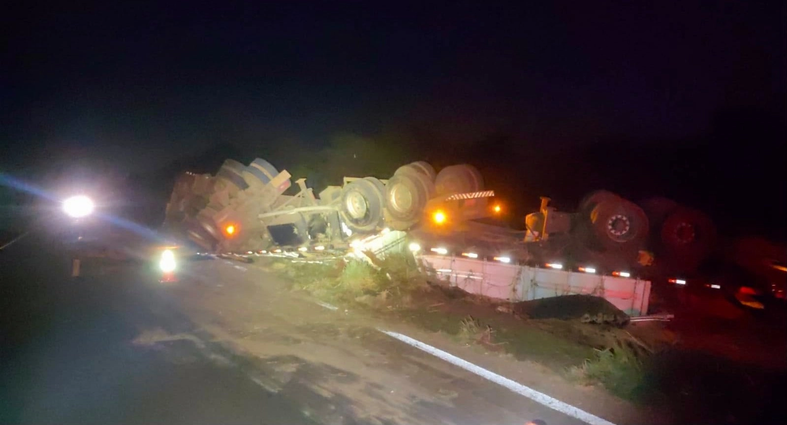 Carreta carregada com soja tomba perto do trevo da MS-480, em Batayporã