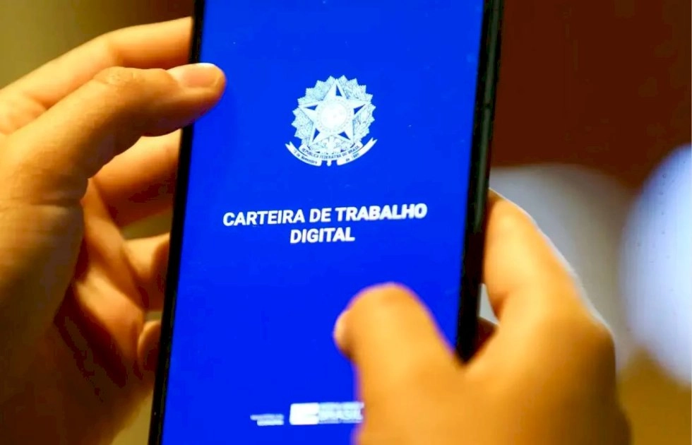 Geração de empregos perde ritmo no Brasil, enquanto comércio sente impacto dos juros e do crédito