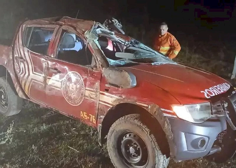 Viatura dos bombeiros capota a caminho de incêndio na fazenda de Almir Sater