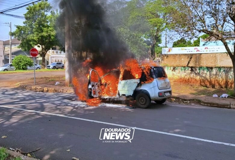 Amigos lançam rifa para ajudar motorista de aplicativo que teve carro destruído por fogo
