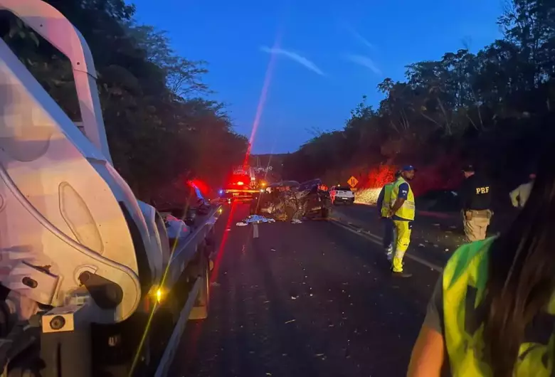 Acidente entre caminhonete e bitrem deixa dois mortos na BR-158
