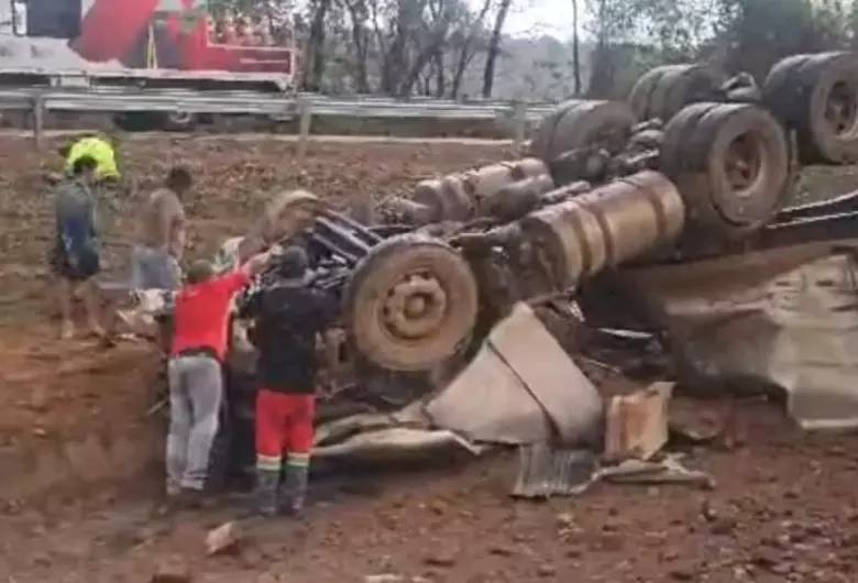 Morador em MS morre após carreta tombar em rodovia do Mato Grosso