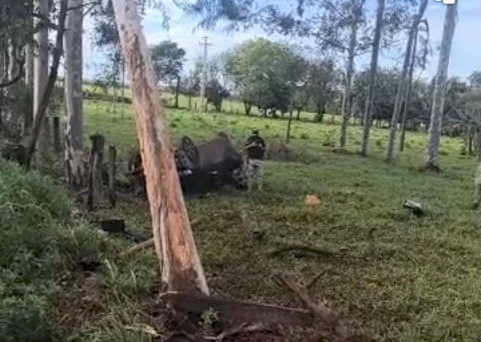 Motorista morre após sair da pista e colidir contra eucalipto na BR-376, em Fátima do Sul