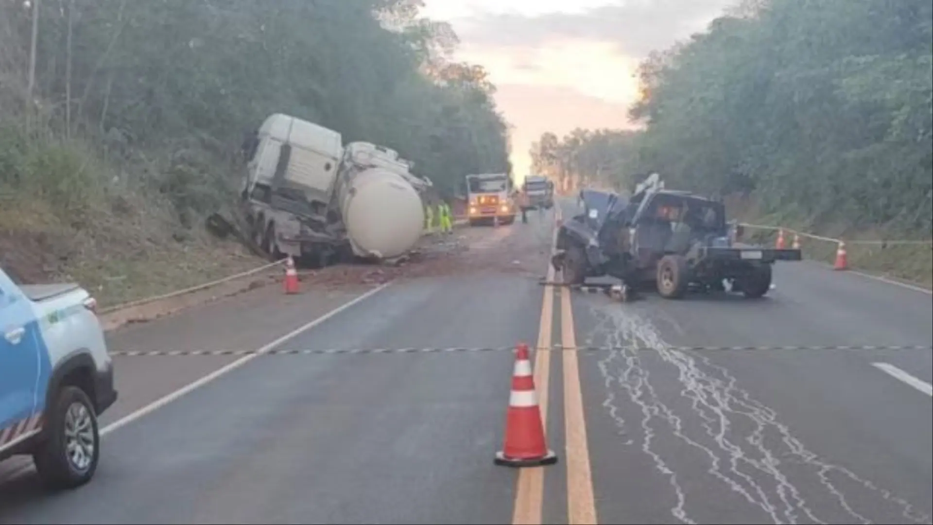 Batida frontal entre carreta e caminhonete deixa dois mortos e criança ferida na BR-158