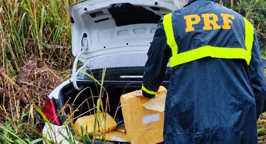Fuga em alta velocidade termina com apreensão de 202 quilos de maconha em Bataguassu