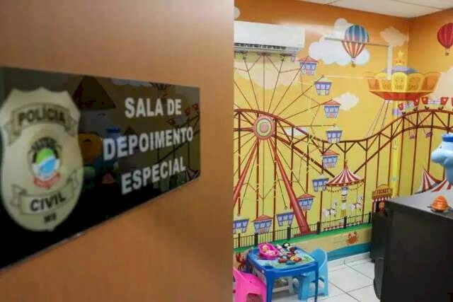 Pai é preso após filhos chorarem e pedirem socorro por fome e agressões