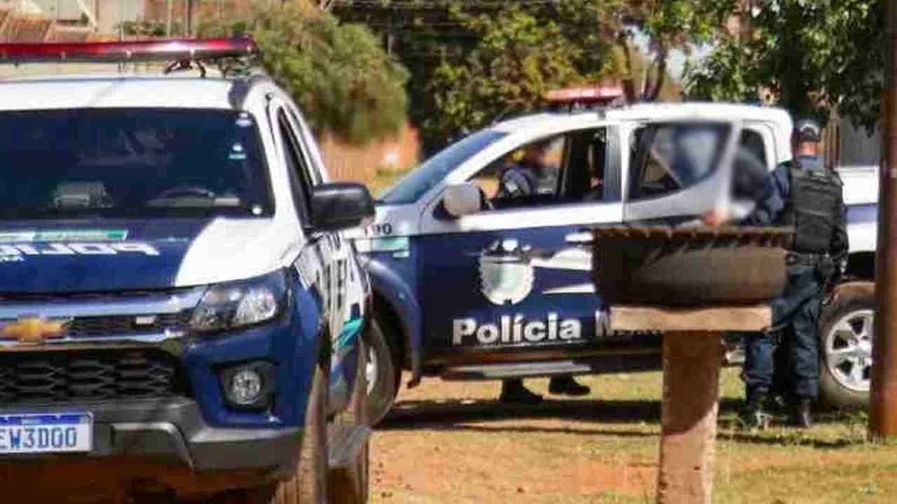 Mulher chega em casa e flagra marido estuprando enteada de 13 anos na sala em Campo Grande