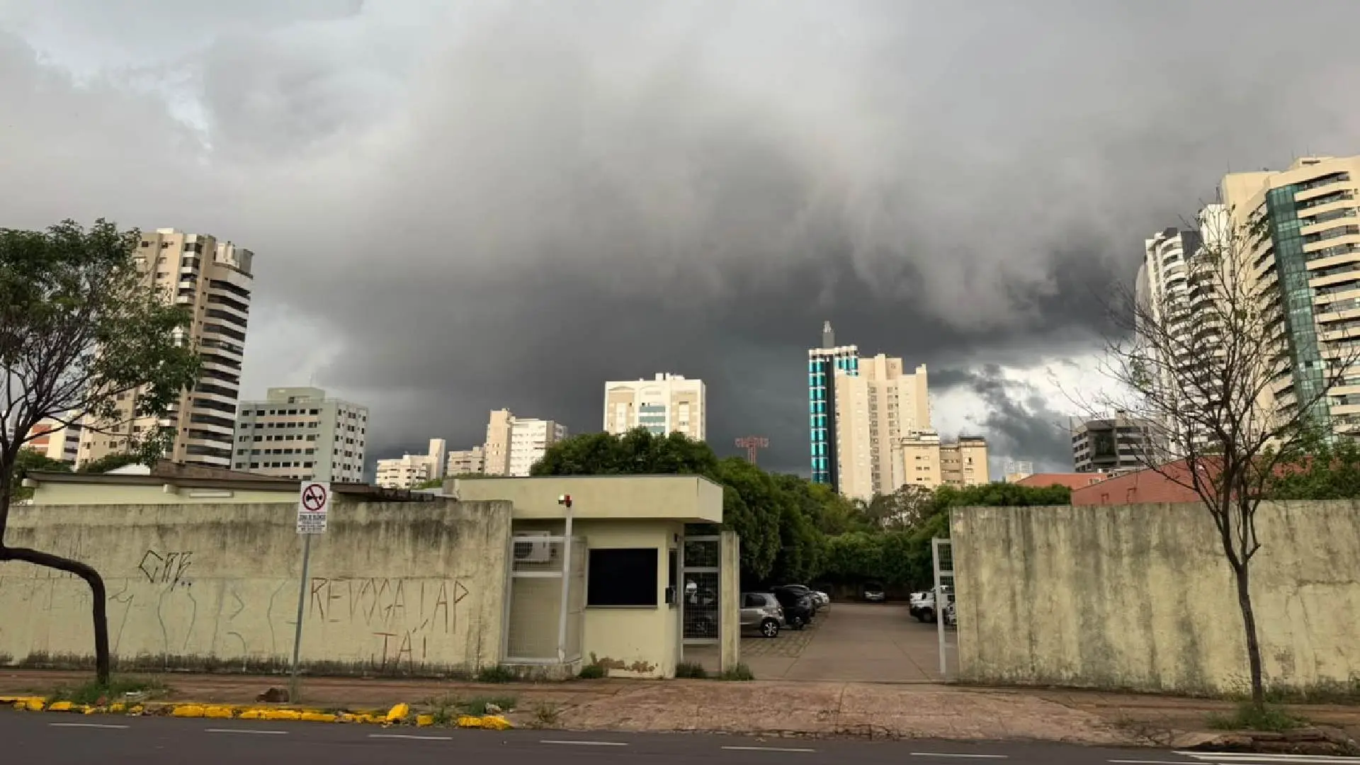 Chuva chega com força e transforma manhã em ‘noite’ em Campo Grande