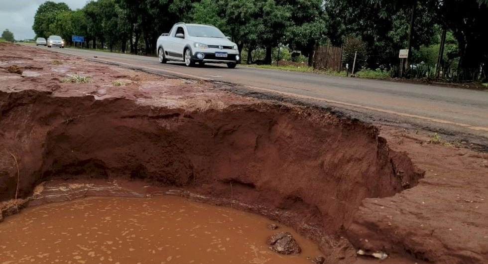 Ivinhema: chuva intensa provoca erosão às margens da MS-141 e exige atenção dos motoristas