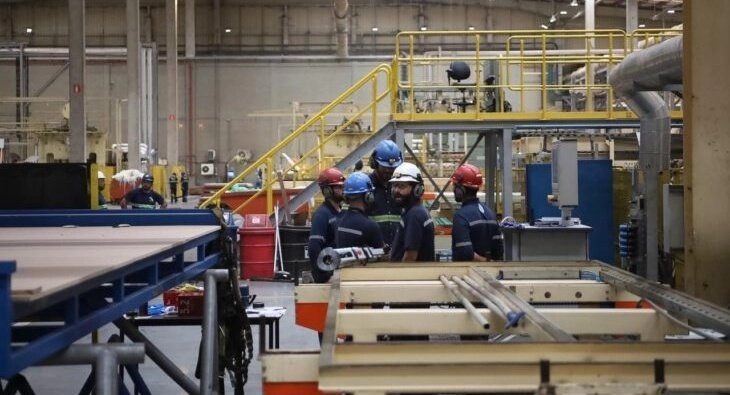 MS gerou 1.938 empregos formais no bimestre, com destaque para Construção e Serviços