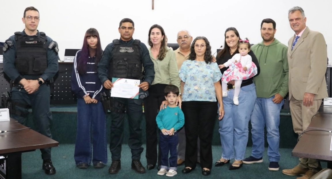 Policial militar é condecorado na Câmara de Nova Andradina por atuação no salvamento de motorista após acidente
