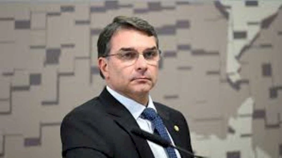 Flávio Bolsonaro: qualquer pessoa prometendo cargos ou ministérios em meu nome é picareta