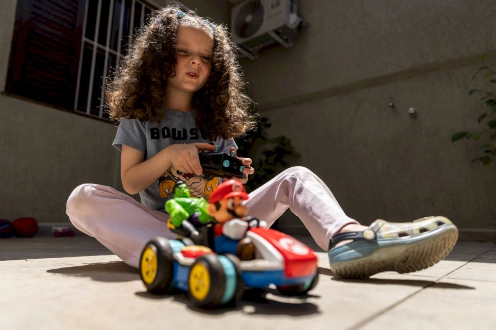 Famílias desafiam estereótipos com brinquedos sem gênero para crianças