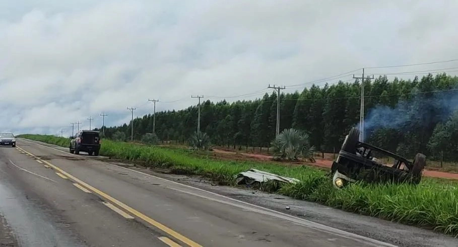 Tombamento de caminhão deixa uma pessoa morta na BR-267, entre Pana e Nova Casa Verde