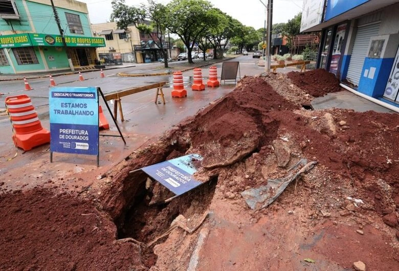 Prefeitura aguarda estiagem para retomar obras em cratera aberta na Rua Cuiabá
