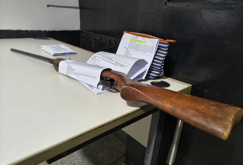 Homem é flagrado com arma e munições na Bororó